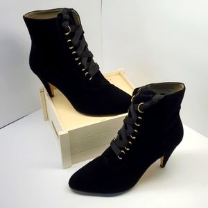 EUC Newport News 7-1/2 M Black Velvet Boot